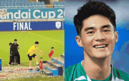 "Thủ môn tuyển mình vất vả": Hotboy Trần Trung Kiên vừa nâng cúp vô địch đã hoá người giữ trẻ, trông dàn "hot kids" ĐT Việt Nam siêu đáng yêu