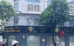 Tiệm kim cương đến hẹn mở hàng: Cửa đóng kín, bảng hiệu không bật, bên trong tối om