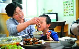 Sự khác biệt giữa đứa trẻ được mẹ nuôi lớn và đứa trẻ được ông bà nuôi lớn