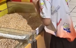 Bức ảnh chụp trong siêu thị khiến nhiều người lắc đầu ngán ngẩm: Con đáng trách 1, cha mẹ đáng trách 10