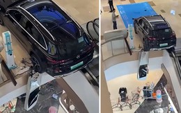 Nhầm chân ga, chiếc Mercedes lao xuyên lan can trung tâm thương mại, suýt rơi xuống tầng dưới