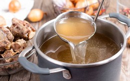 Lý do không nên cho muối ngay từ đầu khi hầm xương