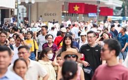 Ở lại Hà Nội thay vì đi du lịch, người dân đổ về Hồ Gươm, Hỏa Lò dịp 2/9