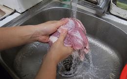 Vì sao nhiều người không bao giờ rửa thịt trước khi nấu?