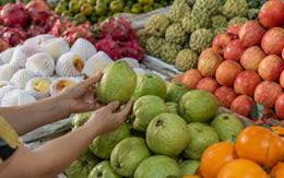 Người bán trái cây tiết lộ: Khách thường chọn quả to, người trong nghề lại kiểm tra 5 chi tiết này trước