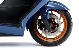 Suzuki Burgman 400 ABS trình làng bản nâng cấp tương thích xăng E10, gây sức ép lên Honda SH350i và Yamaha XMAX 300