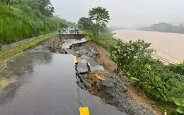 Đường ven sông Hồng bị sạt do mưa lớn