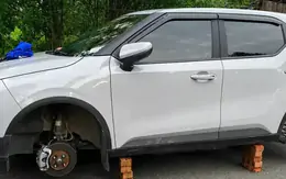 Ô tô đỗ qua đêm ở khu đô thị bị trộm mất 2 bánh