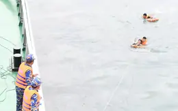 Vụ ba cô gái bị sóng cuốn mất tích: Tụi em bám lấy nhau nhưng sóng lôi ra xa rồi không thấy nhau nữa