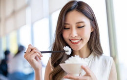 Ăn cơm thế nào để không dễ tích mỡ? Bác sĩ chỉ 3 cách ăn tinh bột để kiểm soát cân nặng