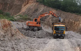 Xử lý bãi đổ trộm chất thải ngay trước cổng nhà máy rác lớn nhất Hà Nội