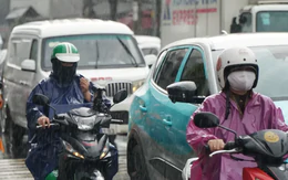 Mưa lớn giữa trưa ở TPHCM, dòng người và xe 'nhích từng chút'