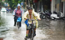 Người Hà Nội lội nước, 'chôn chân' giữa phố sau trận mưa lớn