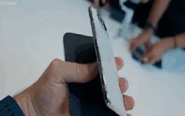 Ngắm cận cảnh iPhone Duo giá trăm triệu, gập mở êm ái, mỏng dính sang xịn