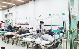 Cúi đầu ngủ lâu trên ô tô, người đàn ông 40 tuổi bị đột quỵ