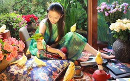 Ngoài 60 tuổi, nữ nghệ sĩ chọn sống trong căn nhà bên hồ: Cửa kính chạm sàn, sân đầy hoa, bước ra ngoài đã thấy núi và nước