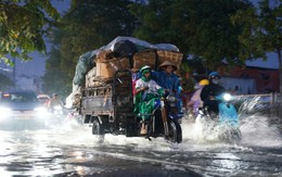 Mưa lớn kết hợp triều cường đạt đỉnh, người dân TP.HCM bì bõm lội nước về nhà
