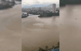 Clip gió mạnh cuốn bay nhà phao, xô đổ trụ điện, "quật" người đi đường ở Đà Nẵng