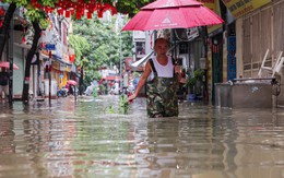 Mưa suốt đêm, nhiều tuyến phố Hà Nội ngập úng, giao thông ùn tắc