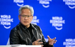"Chúng tôi sẽ không để AI chậm lại": Jensen Huang bật loa ngoài cho Trump nghe giữa sự kiện