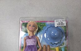 Mua búp bê về tặng con gái, phát hiện cảnh tượng kinh hãi khi mở hộp