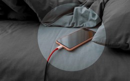 Lời khuyên đến tất cả các gia đình sạc điện thoại trên giường