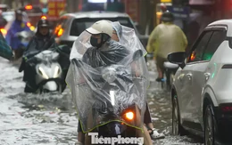 Nhiều điểm ngập sâu, phụ huynh cõng con đến trường, vượt ngập đi làm