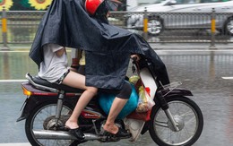 Mặc áo mưa khi đi xe máy: 5 cách tưởng giúp chống ướt tốt hơn lại có thể gây thêm rắc rối