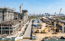 Ngành xây dựng 6 tháng đầu năm 2026: Đơn hàng chất đống, nhà thầu vẫn "ngấp nghé" lo rủi ro?
