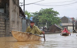 Ngập 3 ngày chưa rút, người dân ngoại thành Hà Nội chèo thuyền đi lại giữa làng