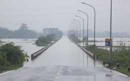 Ngoại thành Hà Nội có nơi ngập gần 1m, cấm xe qua nhiều tuyến đường
