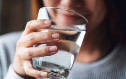 Uống nước ấm mỗi sáng khi bụng đói, người phụ nữ 50 tuổi bất ngờ khi đi khám