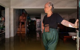 Hà Nội: 5 ngày người dân Tứ Liên sống chật vật trong cảnh ngập lụt