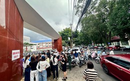 Đắk Lắk: Đến họp phụ huynh trễ, nhiều người phải đứng ngoài cổng trường