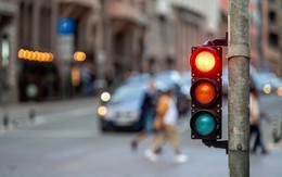 Vì sao đèn giao thông có 3 màu xanh, vàng, đỏ?