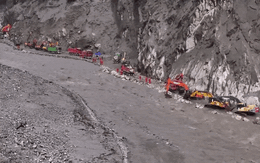 Mở lại tuyến đường huyết mạch đến cửa khẩu Trung Quốc - Nepal sau lũ dữ
