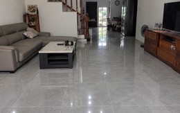 Vì sao ngày càng nhiều gia đình không còn lát gạch men bóng? 2 vật liệu đẹp, dễ vệ sinh, bớt trơn trượt đang thành xu hướng mới