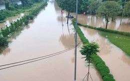 Đại lộ Thăng Long ngập sâu 1 m