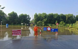 Đường gom Đại lộ Thăng Long ngập sâu 1m, Hà Nội cấm xe đi qua