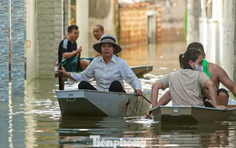 Đường biến thành sông, 'bến thuyền' xuất hiện giữa ngoại thành Hà Nội