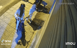Hành động bất ngờ của nhóm học sinh trước cửa một ngôi nhà lúc trời tối, 2,4 triệu lượt xem