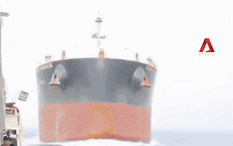 Bị con tàu to như quả núi tông trực diện, thủy thủ đoàn la hét trong hoảng loạn giữa đại dương