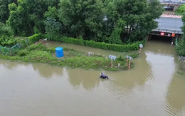 Hà Nội tạnh ráo nhiều ngày, đường gom Đại lộ Thăng Long vẫn ngập gần 1m