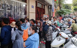 Đi hàng chục km, xếp hàng 3 tiếng chờ mua bánh trung thu truyền thống ở Hà Nội