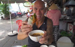 Khách Tây nếm thử món thịt bốc khói tại TP.HCM, ngỡ ngàng vì chén nước chấm đậm màu được pha chế lạ