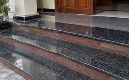 Vì sao ngày càng nhiều gia đình không còn làm bậc tam cấp bằng đá bóng? 2 vật liệu đẹp, bớt nỗi lo trơn trượt đang thành xu hướng mới