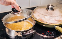 Vung nồi bỗng dính chặt vào mặt bếp: Nhấc lên ngay là điều nên tránh