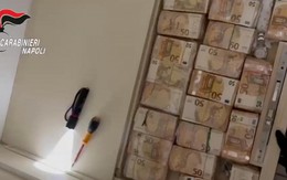 Đột kích một căn hộ lúc rạng sáng, phát hiện 95 tỷ đồng tiền mặt giấu trong tường và sàn nhà