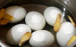 Vì sao nên đập dập một củ gừng vào nồi luộc trứng vịt lộn? Nhiều người tiếc vì không biết