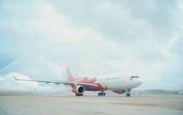 Hôm qua 23/9, sân bay Cam Ranh thực hiện nghi thức phun vòi rồng đón 1 máy bay đặc biệt chở 370 hành khách